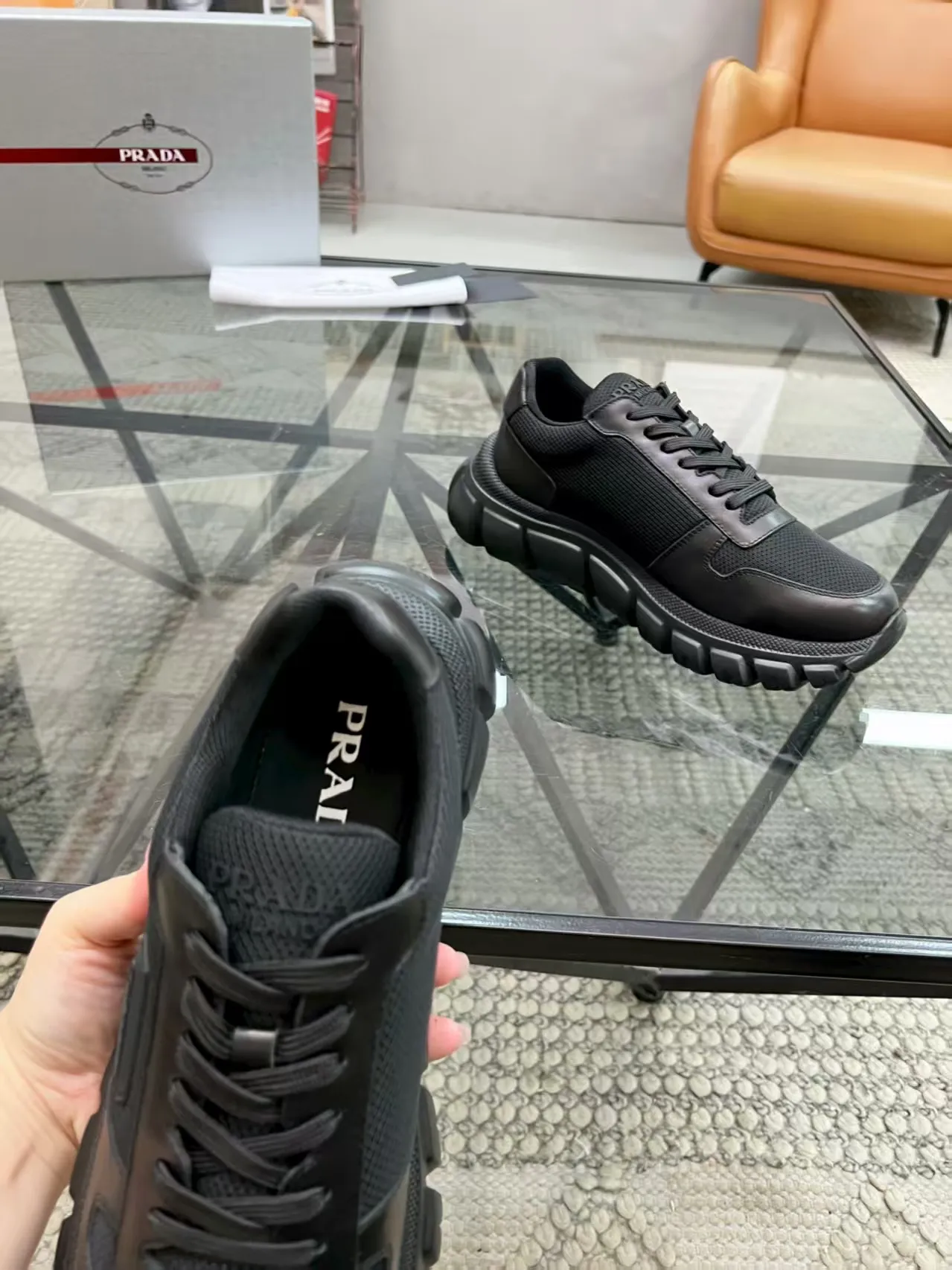 P440 Yuan 38-45 Prada Prada’s new men’s leather sneakers, the highest version on the market, any comparison is welcome🆚! The original leather has excellent texture and is super high-end! Fetal sheep net lining imported from Italy, removable pad! Luxurious materials and fine workmanship, highly recommended!